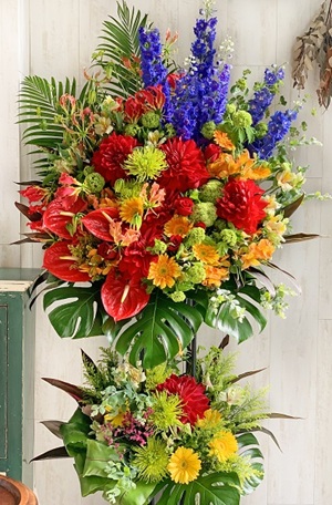 明るいお花を組み合わせたとても華やかな高級スタンド 2段花
