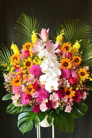 黄色とピンクベースに明るい華やかなスタンド花 [1段]