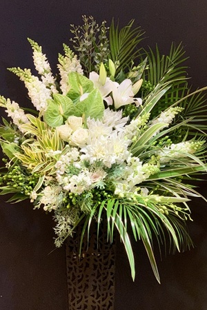 スタイリッシュな佇まいがオシャレな高級スタンドフラワー [1段]