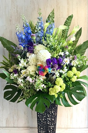 涼しげな印象の中にも豪華さを演出した高級スタンド花［1段］(事前要問合せ)