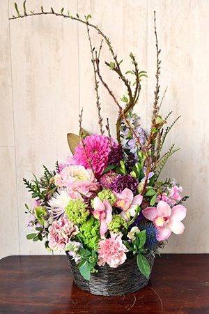 ピンクのお花でおしゃれに仕上げた豪華アレンジメントフラワー