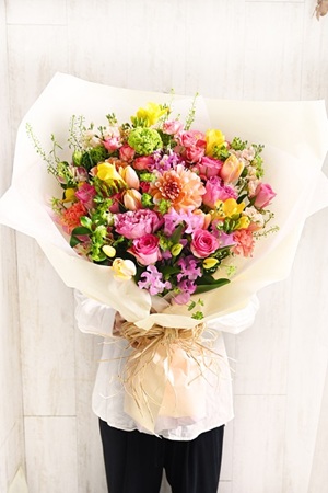 明るいお花で鮮やかに仕上げた豪華な花束 スタンダードタイプ
