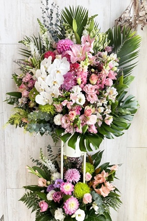 ピンク系の様々なお花を取り入れた高級フラワースタンド [2段]